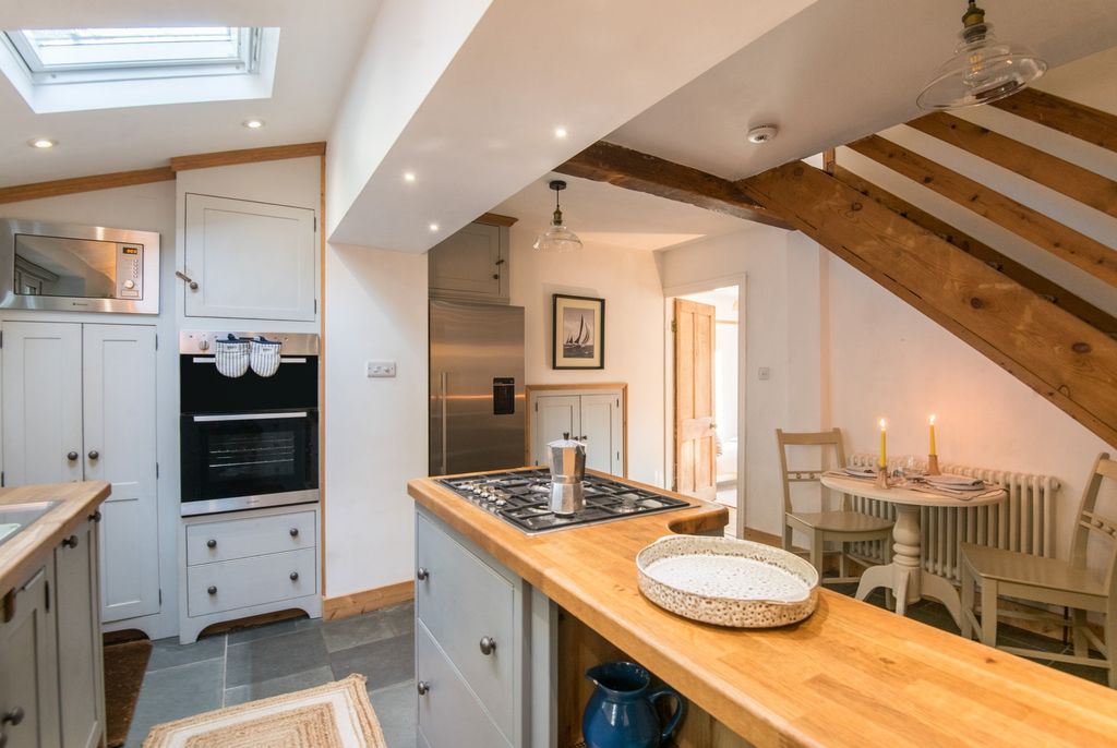 Property photo 2 of 18 Kitchen