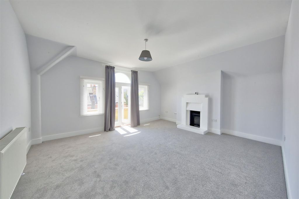 Property photo 2 of 9 3_7_Thurleigh_Road_Image8_15349_4.Jpg