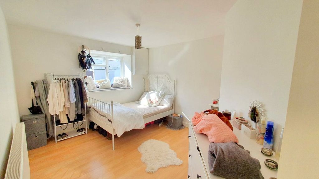 Property photo 2 of 10 Bedroom
