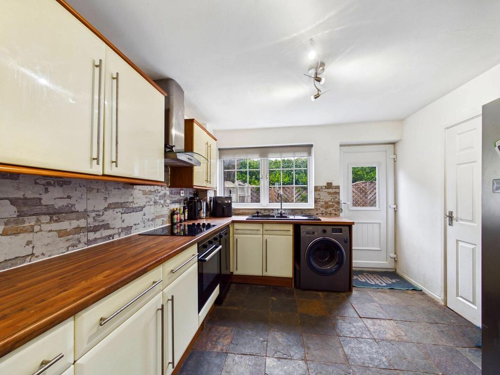 Property photo 3 of 12 Kitchen