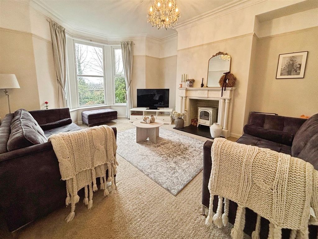 Property photo 3 of 37 Lounge