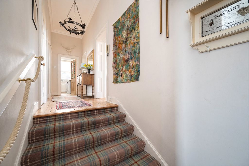 Property photo 3 of 27 Entrance Hall