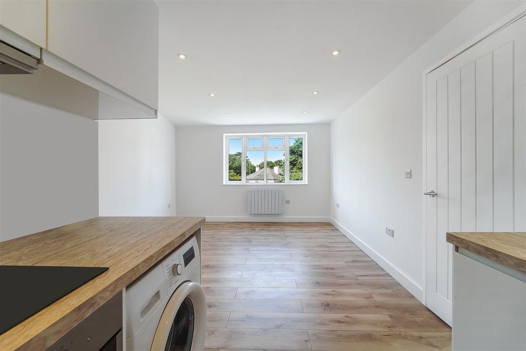 Property photo 3 of 12 High Street, 12A  (9).Jpg
