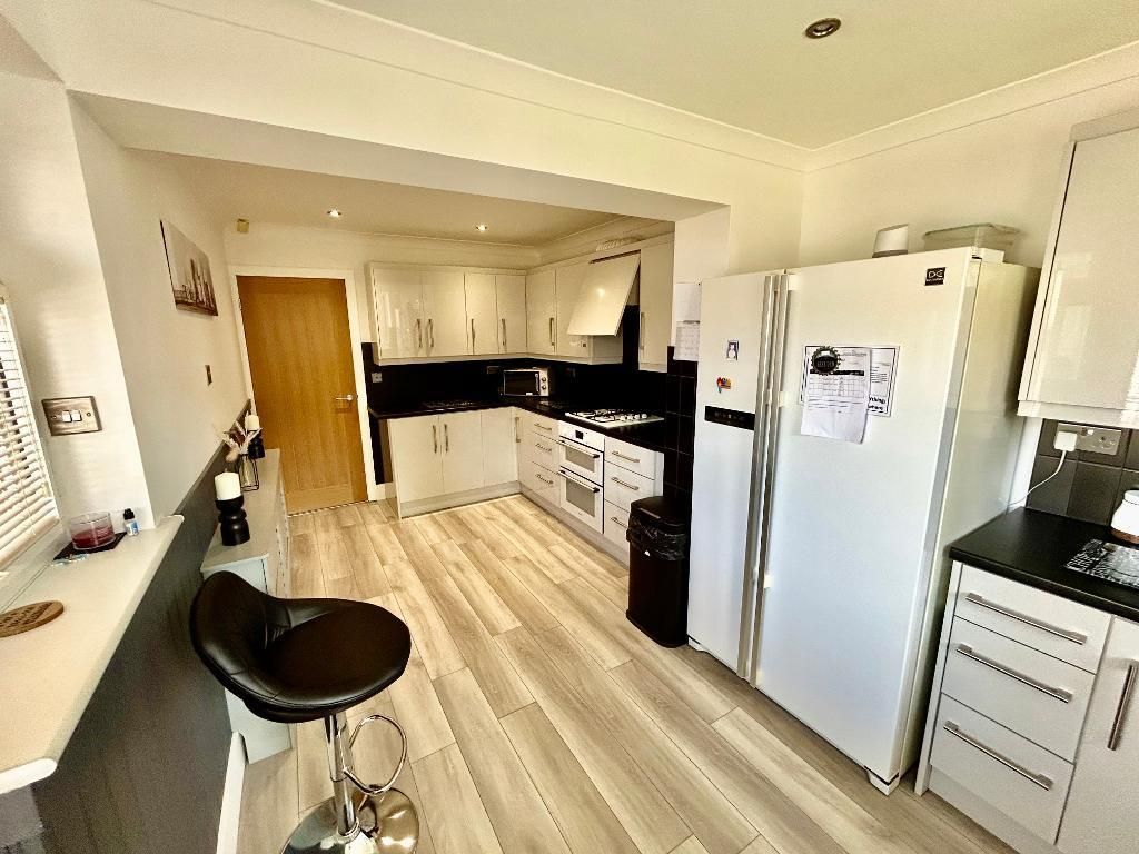 Property photo 3 of 20 Kitchen