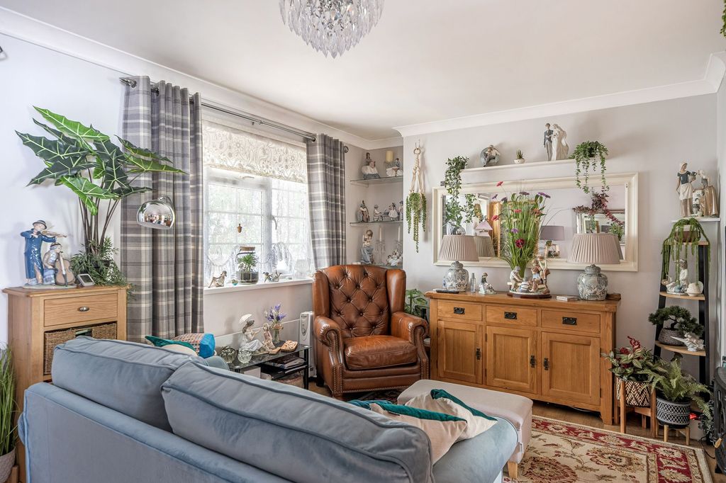 Property photo 3 of 13 Drummond Gardens Christ Church Mount, Kt19 8Rp