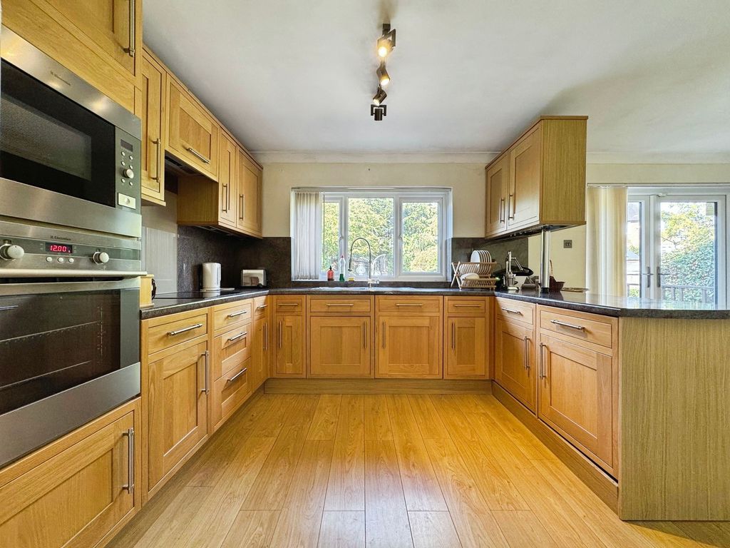 Property photo 3 of 19 Kitchen