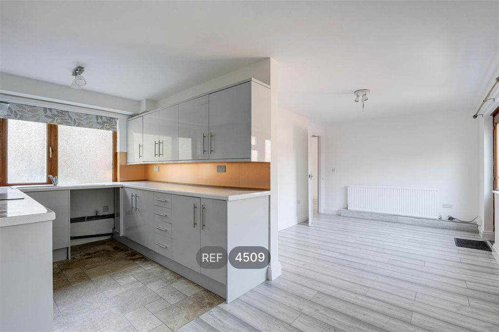 Property photo 3 of 10 Kitchen