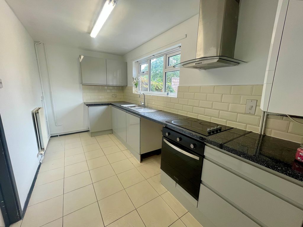 Property photo 3 of 10 Kitchen