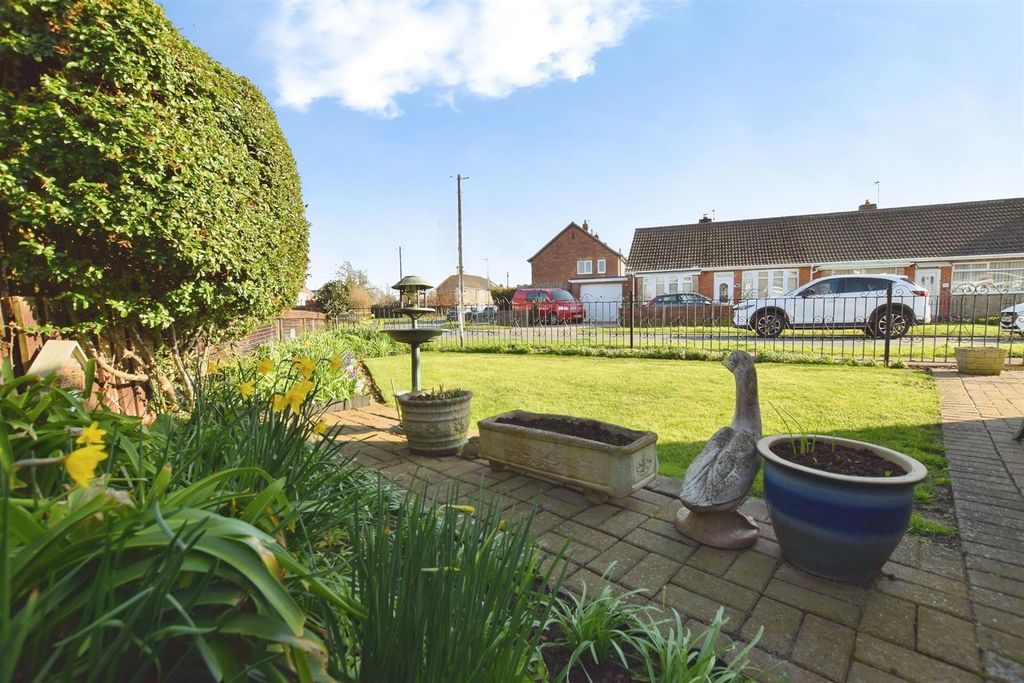 Property photo 3 of 23 Gardens