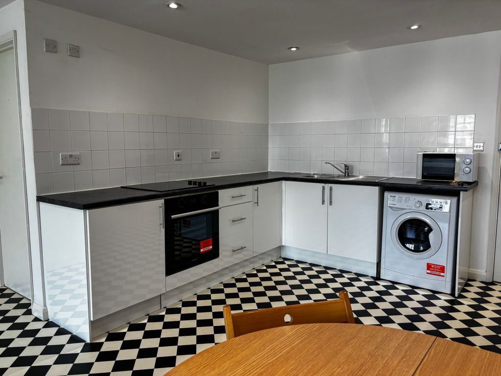 Property photo 3 of 6 Kitchen