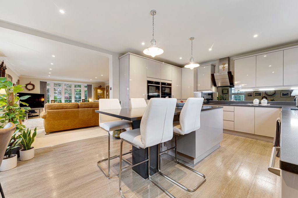 Property photo 3 of 17 Kitchen/Dining Room