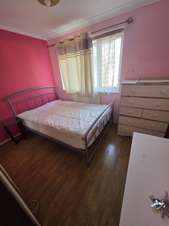 Property photo 1 of 5 Double Room To Let In A Shared House