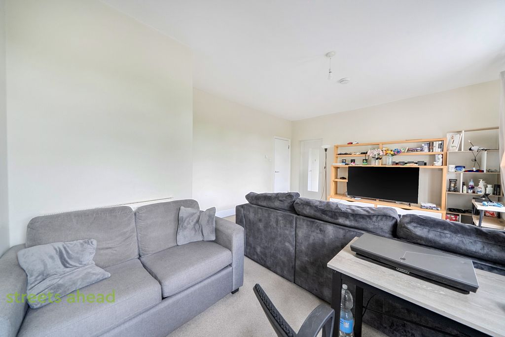 Property photo 2 of 12 82875918-26E5-4ce...