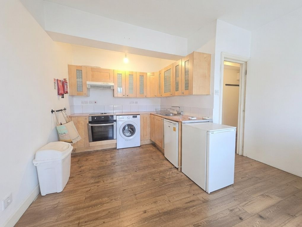 Property photo 1 of 6 Photo 4