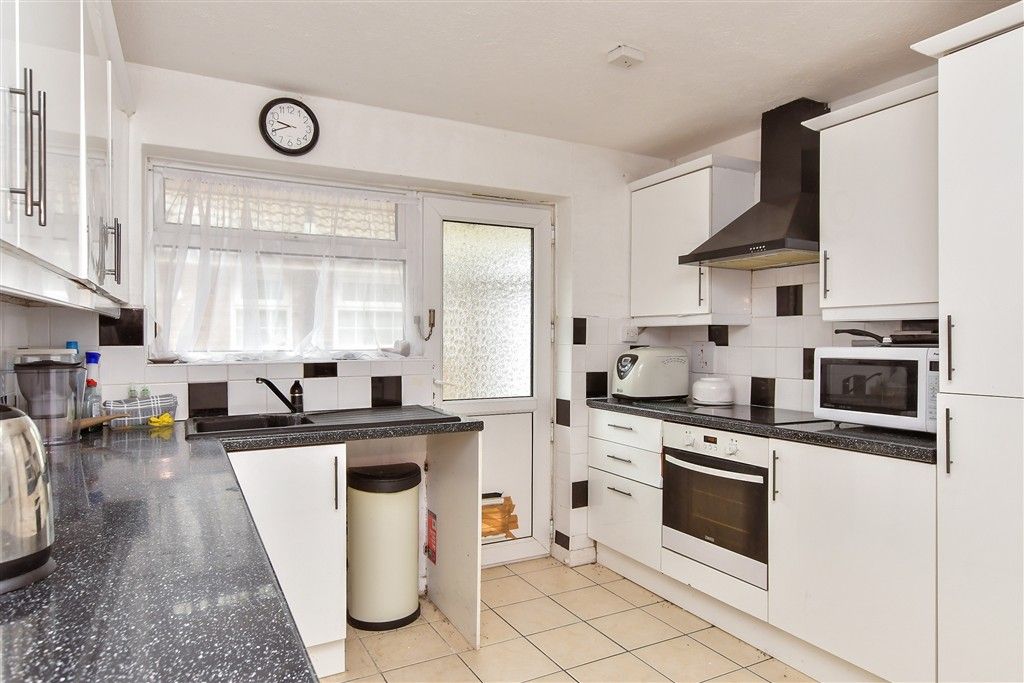 Property photo 3 of 11 Kitchen
