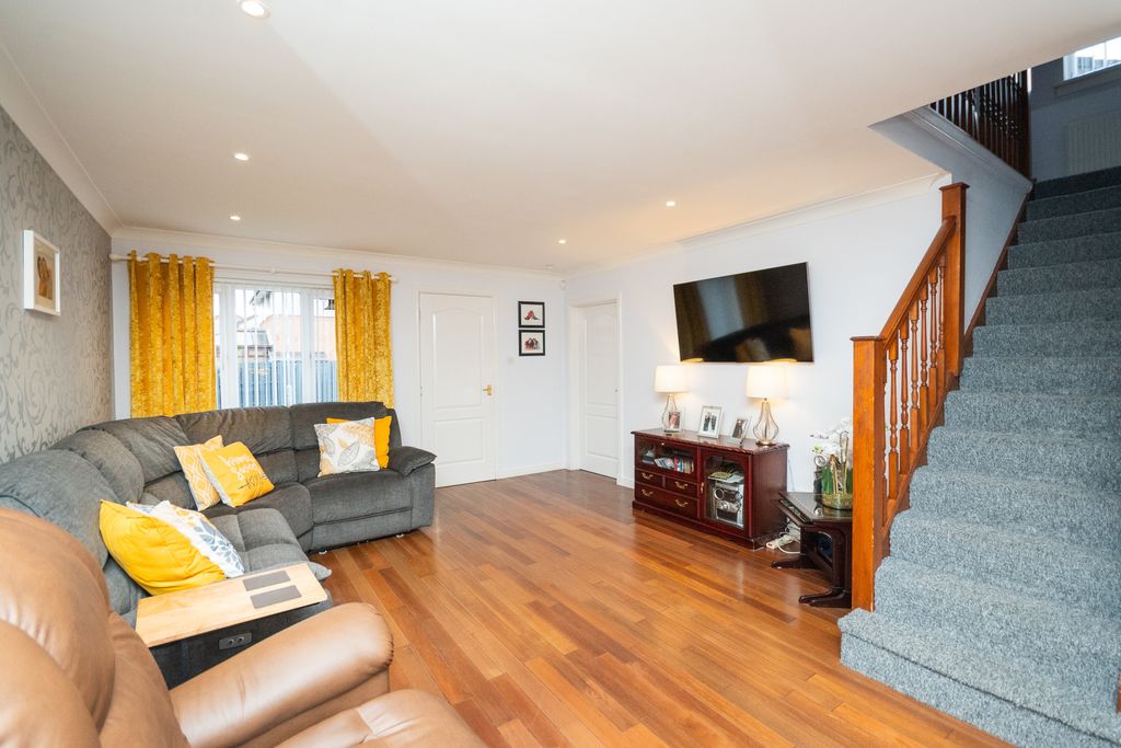 Property photo 3 of 15 Lounge