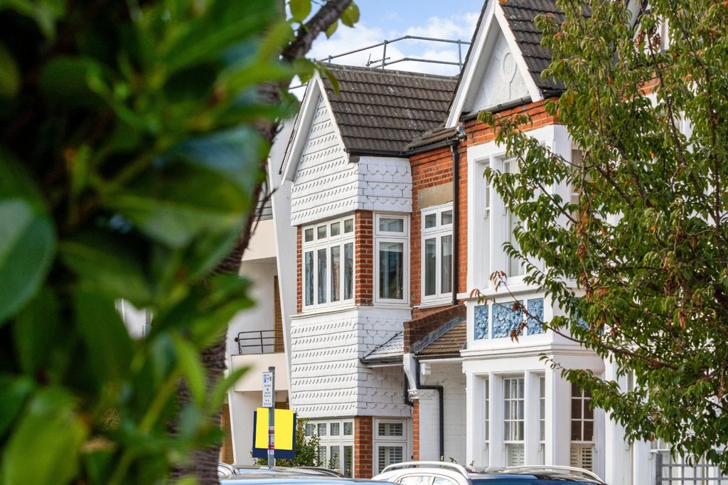 Property photo 1 of 21 Chelverton Road