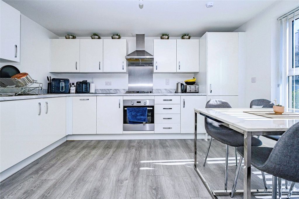 Additional image 5 of 2 bed flat for saleDukeminster Road, Dunstable, Bedfordshire LU5