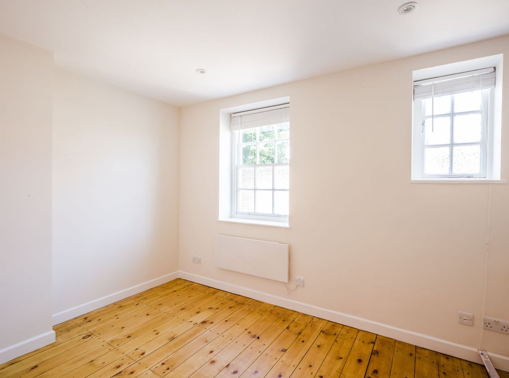 Property photo 3 of 8 Bedroom (Example)