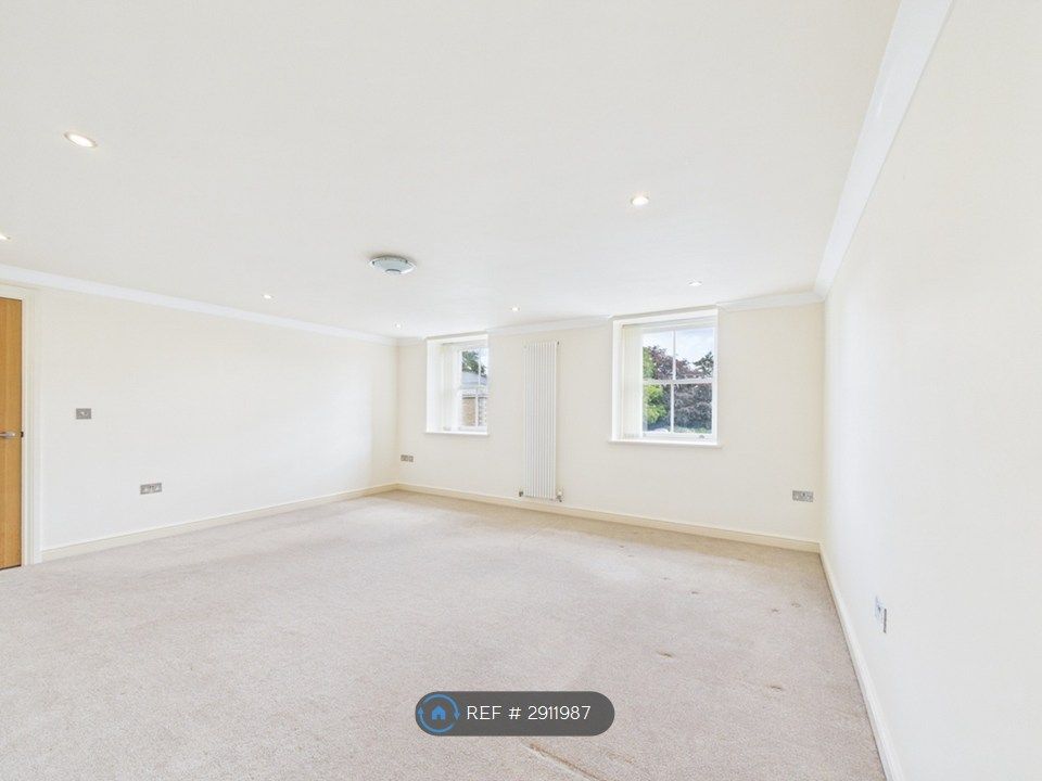 Property photo 3 of 11 Living Room