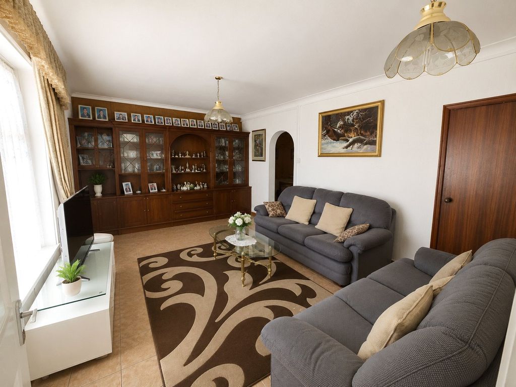 Property photo 3 of 16 Lounge