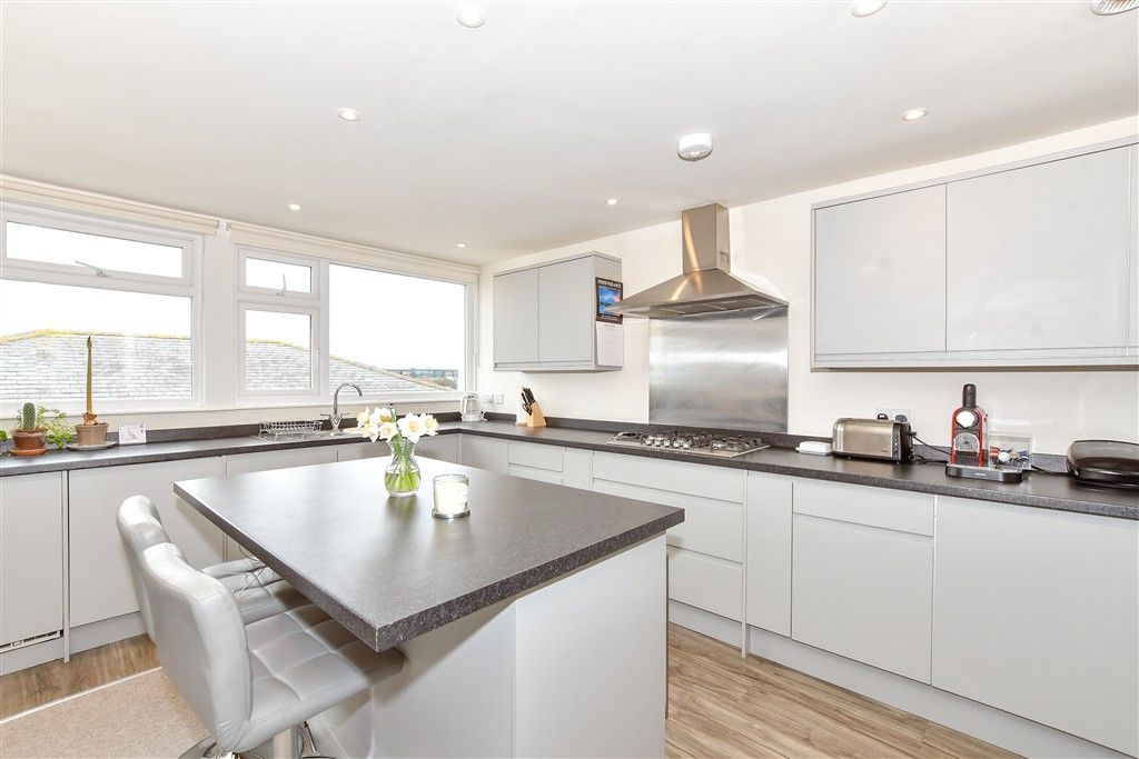 Property photo 3 of 10 Kitchen