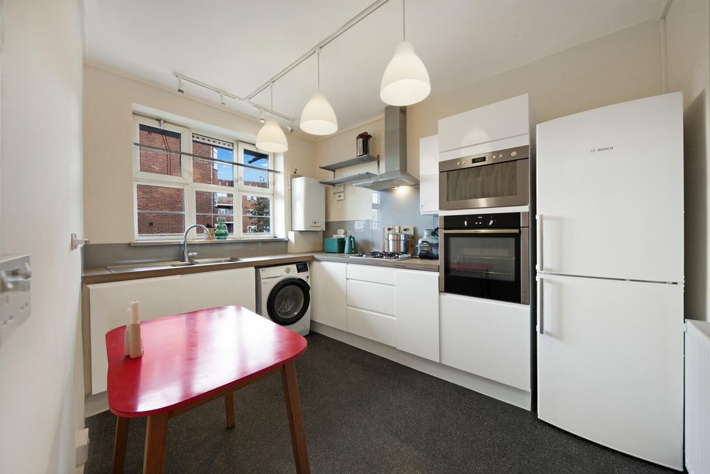 Property photo 3 of 10 Kitchen
