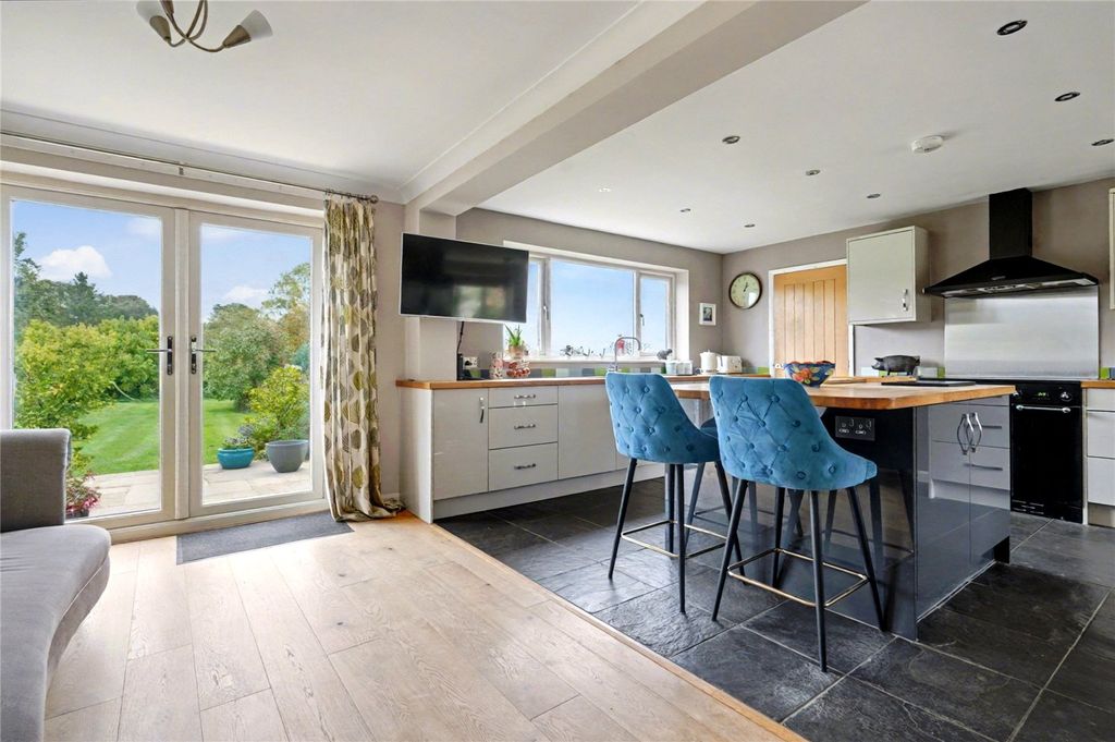 Property photo 3 of 18 Kitchen