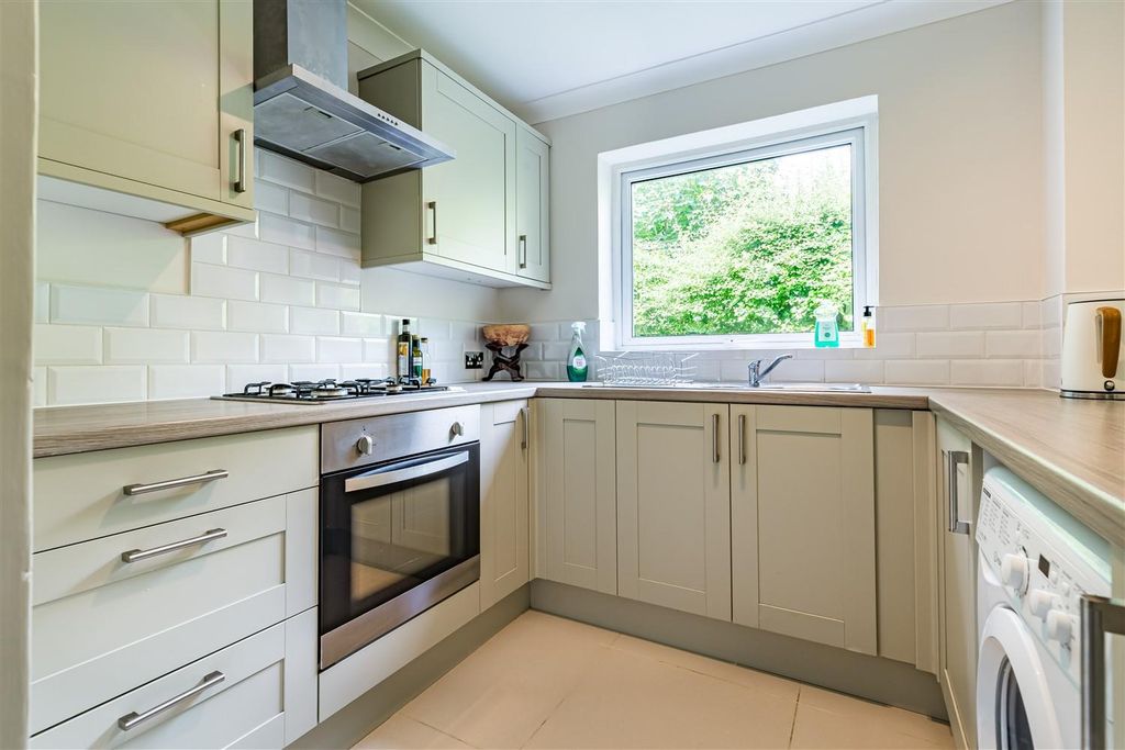 Property photo 2 of 16 9 Coniston Court (7).Jpg