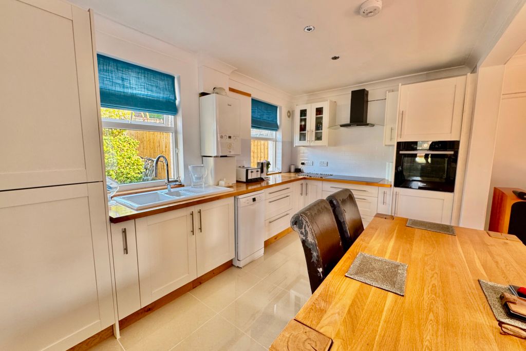 Property photo 3 of 11 Kitchen