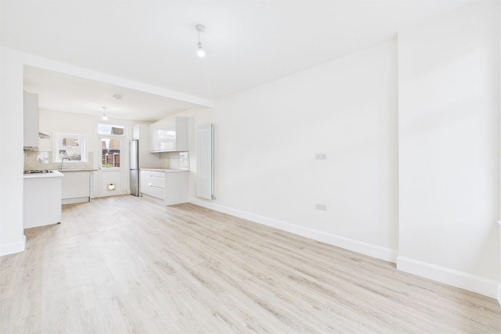 Property photo 1 of 14 Living Room / Kitchen