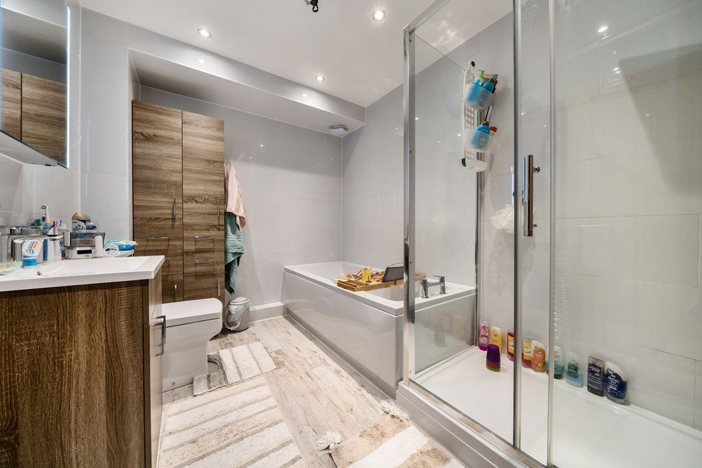 Property photo 3 of 18 Bathroom