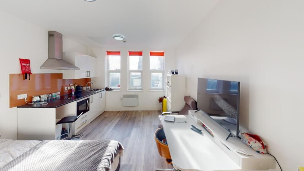 Property photo 1 of 4 Bright And Spacious Double Bedroom Featuring A Com...