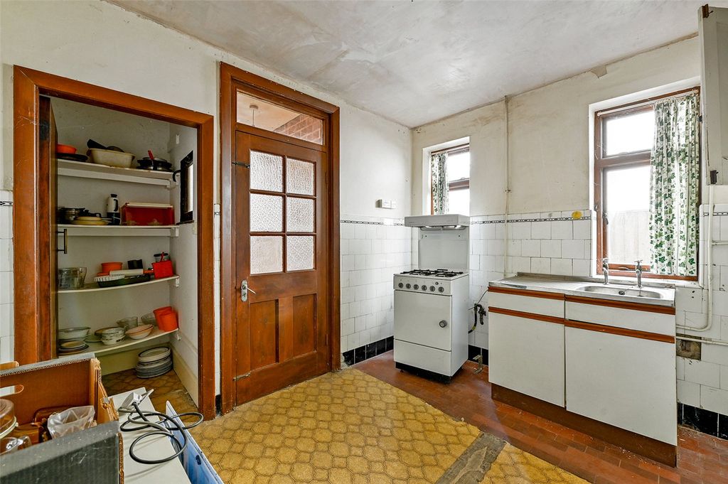 Property photo 2 of 7 Kitchen