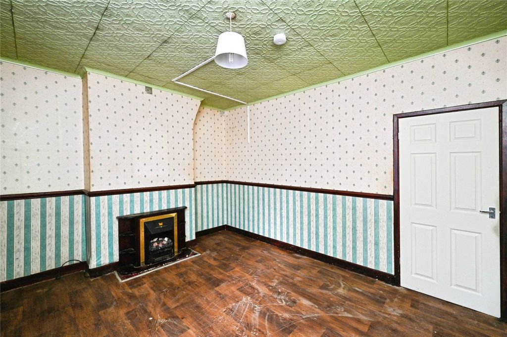 Property photo 2 of 16 Lounge