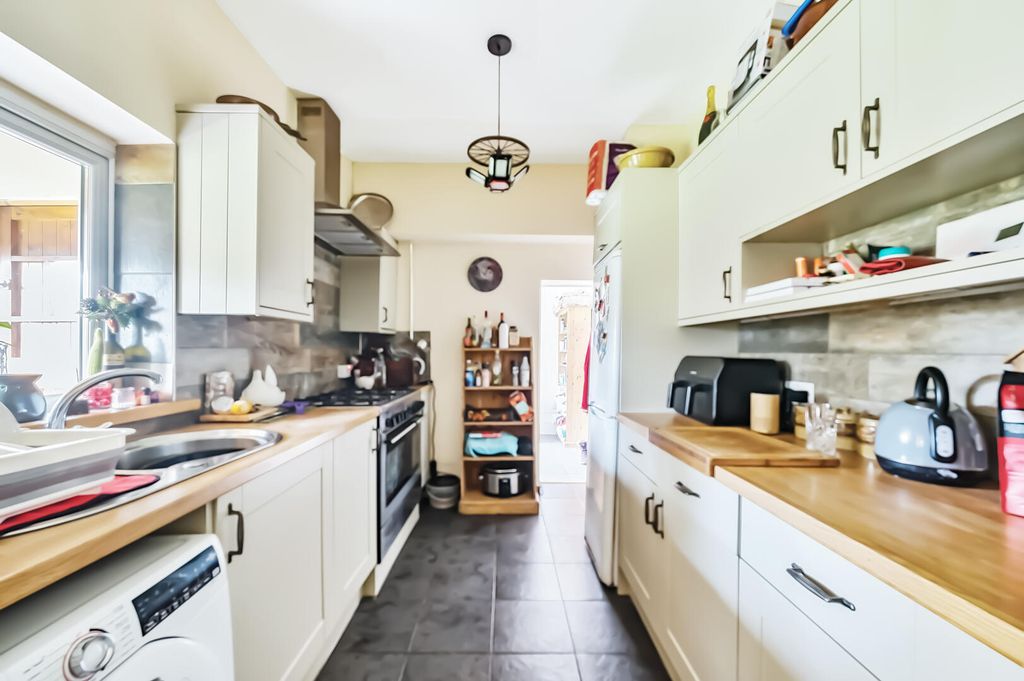 Property photo 3 of 17 Kitchen