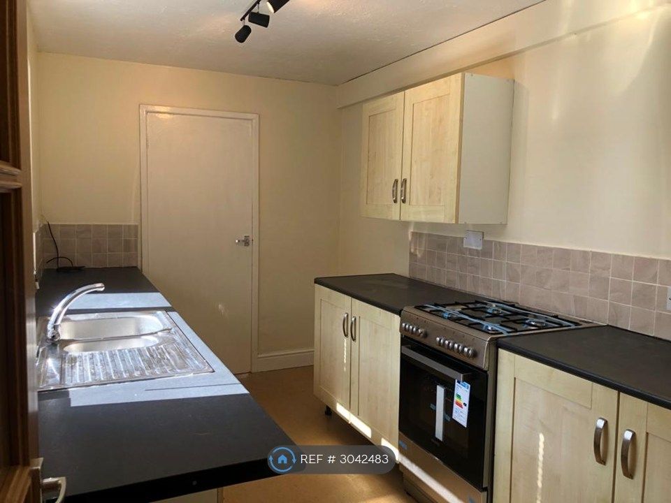 Property photo 3 of 10 Kitchen