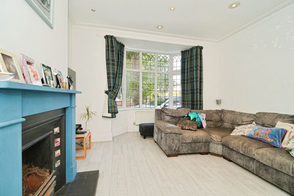 Property photo 2 of 20 Lounge