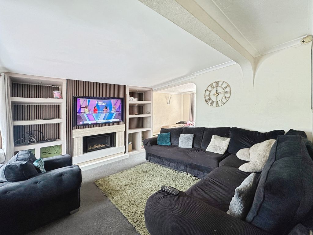 Property photo 3 of 16 Lounge