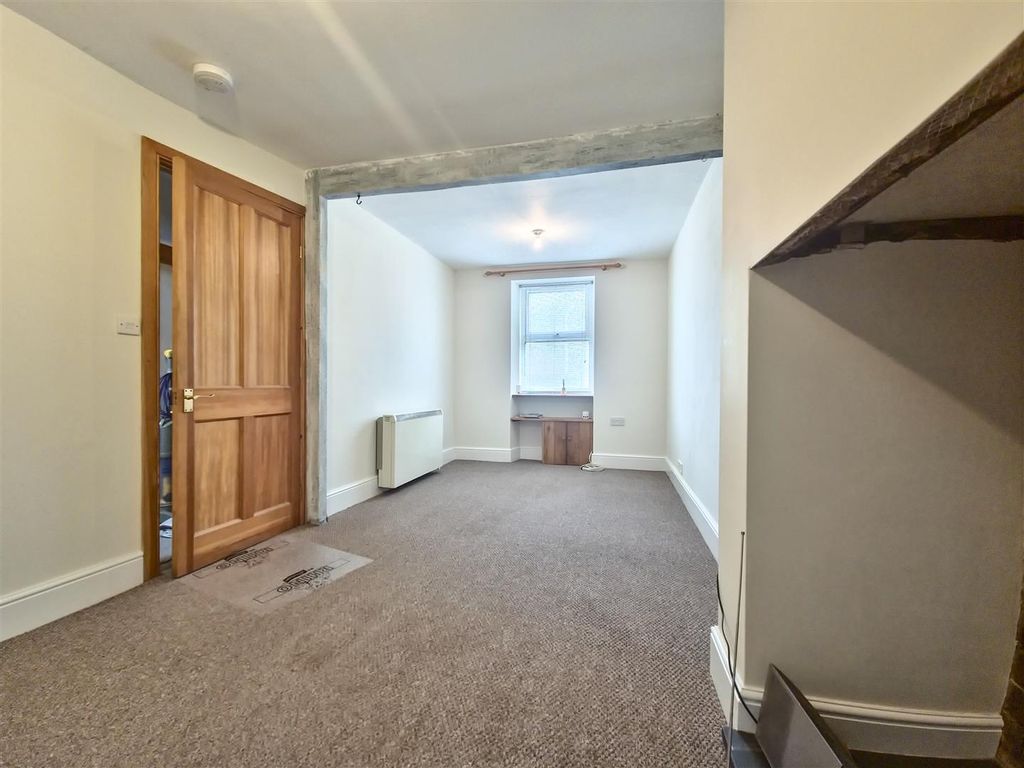 Property photo 2 of 8 1000035618.Jpg