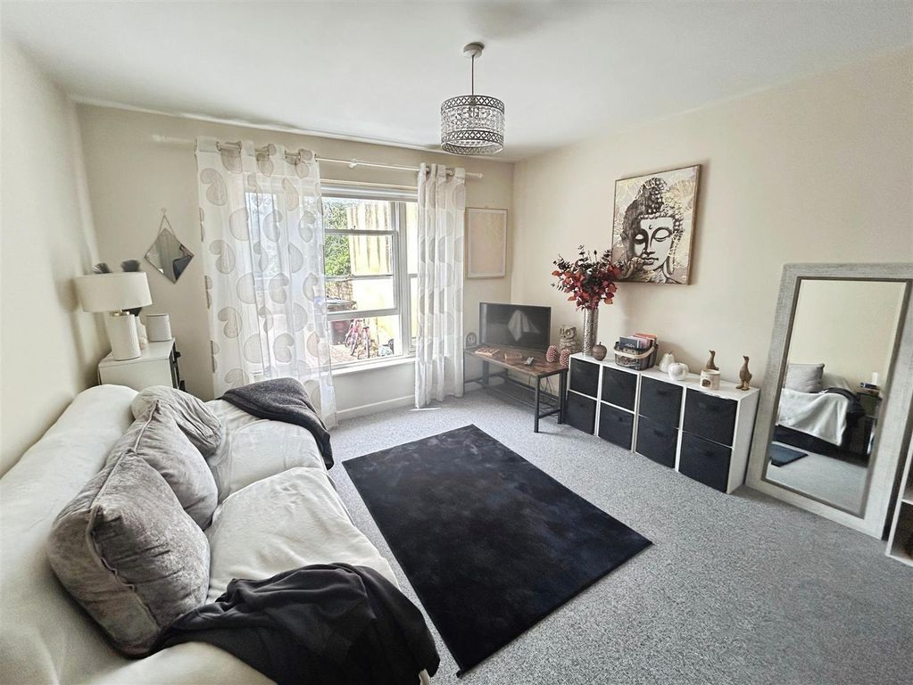 Property photo 2 of 8 74757623-Image00005.Jpeg
