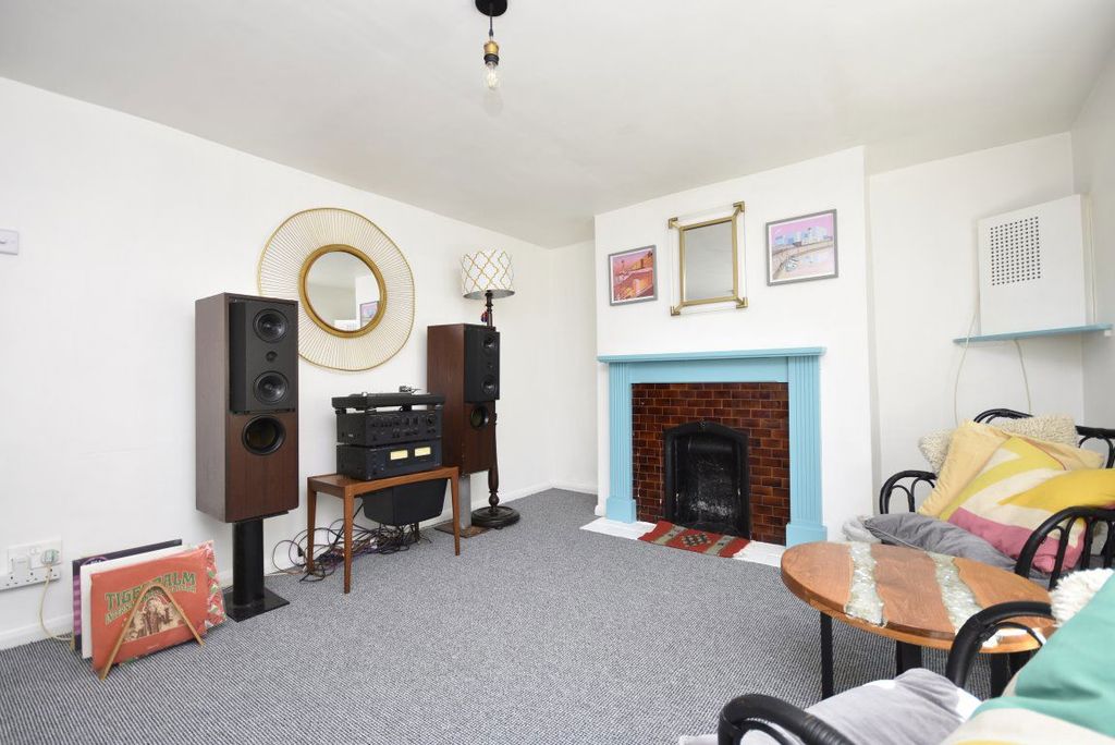 Property photo 2 of 27
