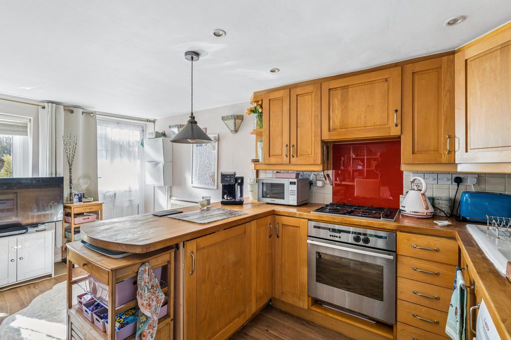 Property photo 2 of 31