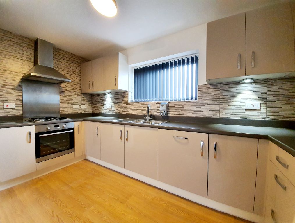 Property photo 3 of 10 Kitchen