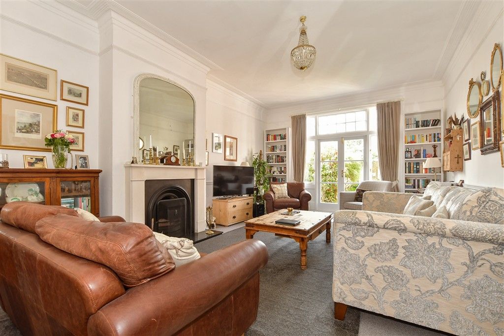 Property photo 1 of 18 Lounge