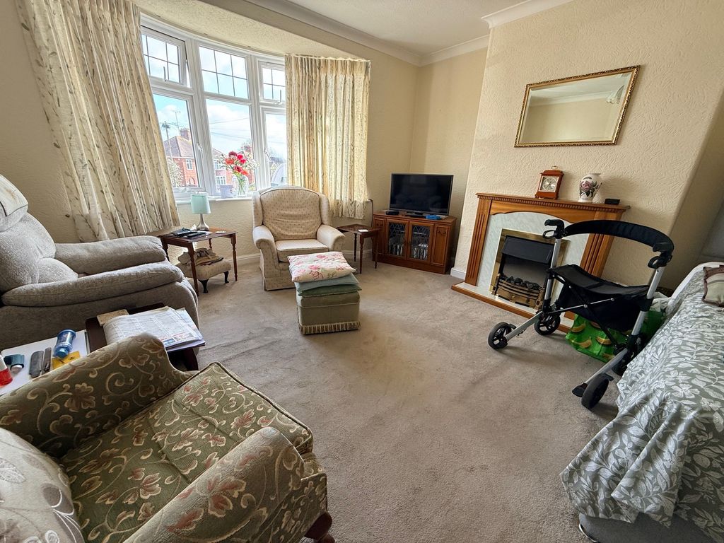 Property photo 3 of 17 Lounge