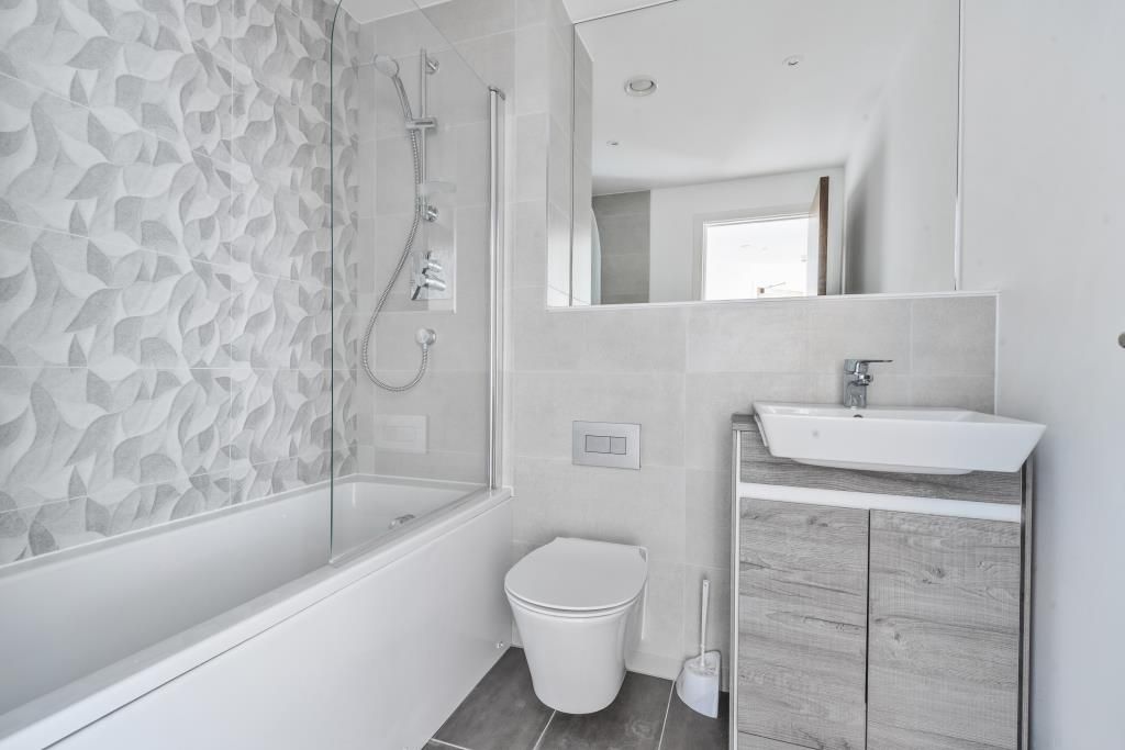 Property photo 3 of 10 Bathroom