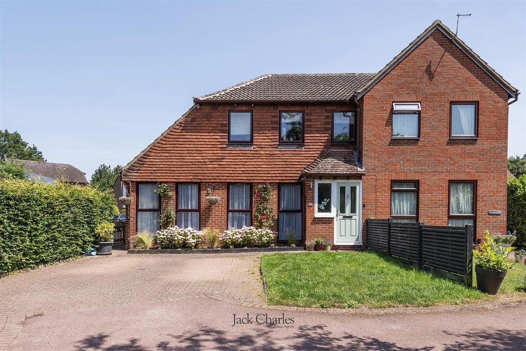 Property photo 2 of 16 18 Maltings Close, Tn11 0Dy 002.Jpg