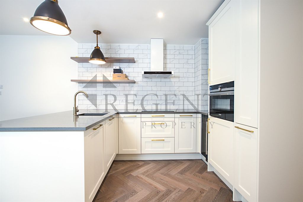 Property photo 3 of 10 Kitchen
