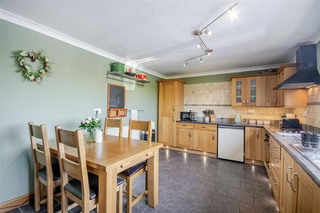 Property photo 3 of 29 Kitchen/Diner